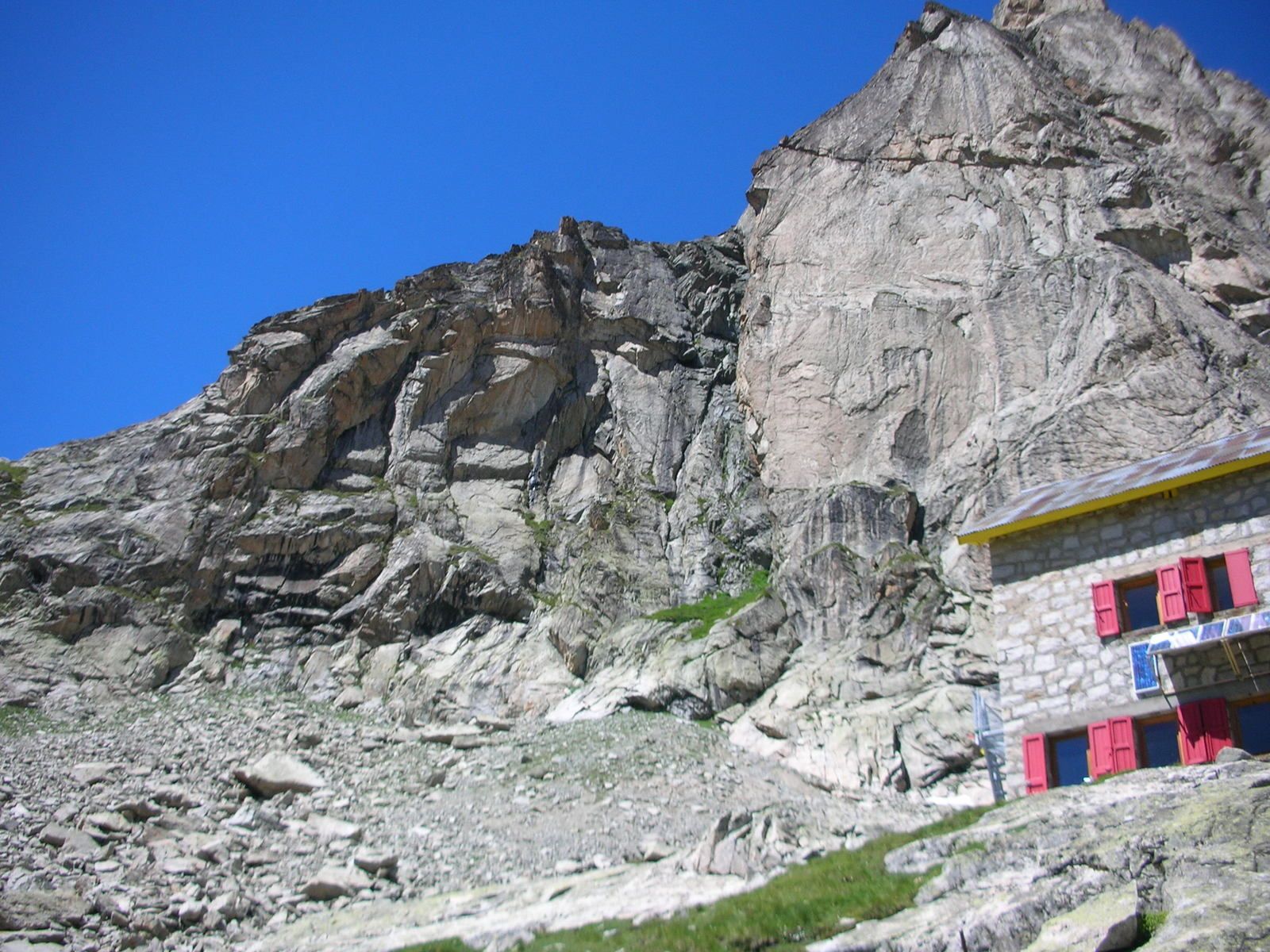 Topo Paul — Contrefort links (sokkel), ZO-wand